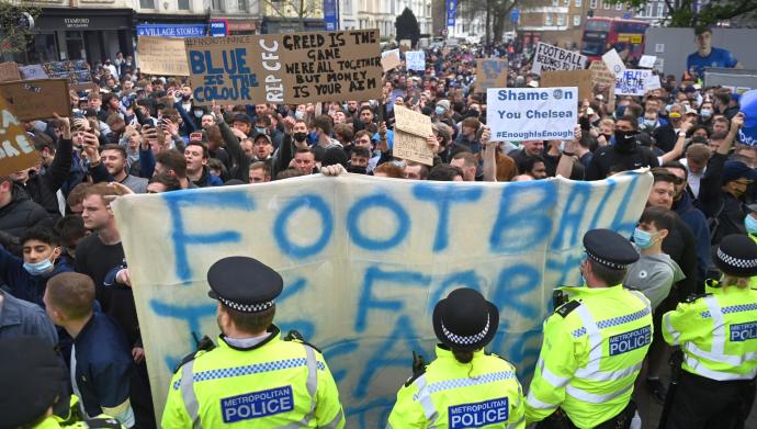 Aspecto de la manifestación de hinchas del Chelsea junto al estadio Stanford Bridge pidiendo la salida del club de la Superliga.