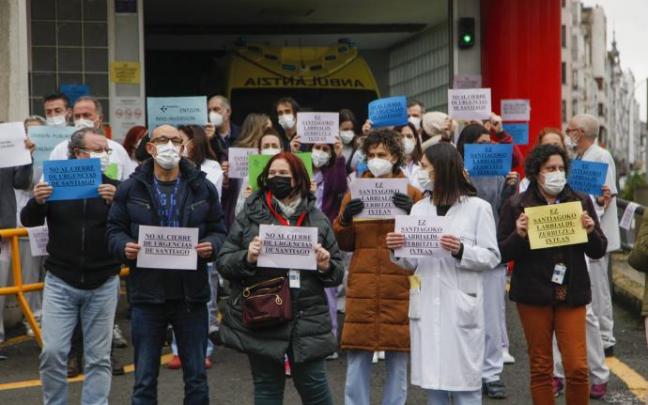 Concentración celebrada este martes en las Urgencias de Santiago.