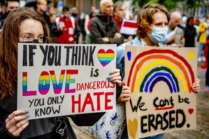 Protestas en Ámsterdam (Países Bajos) en contra de la ley anti-LGBTQ aprobada en Hungría.