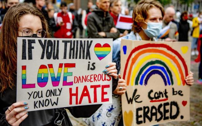 Protestas en Ámsterdam (Países Bajos) en contra de la ley anti-LGBTQ aprobada en Hungría. Protestas en Ámsterdam (Países Bajos) en contra de la ley anti-LGBTQ aprobada en Hungría.