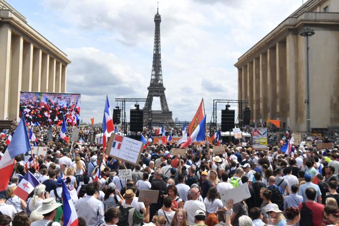 Protestas en París contra el certificado sanitario.