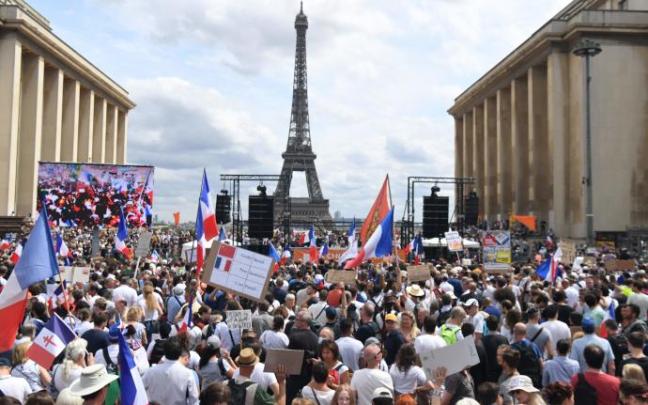 Protestas en París contra el certificado sanitario. Protestas en París contra el certificado sanitario.