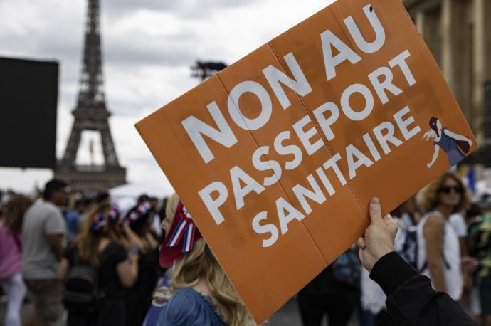 Manifestantes protestan en París por la aprobación del pasaporte sanitario.