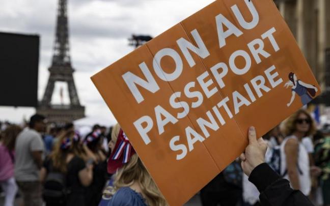 Manifestantes protestan en París por la aprobación del pasaporte sanitario.
