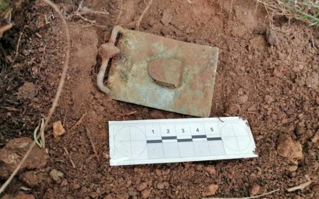 Los trabajos han desenterrado armas y objetos.