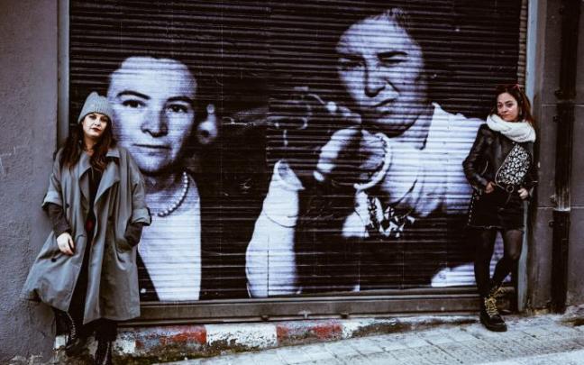 Las fotografías instaladas en persianas de comercios cerrados son una de las partes del proyecto 'Ellas'.