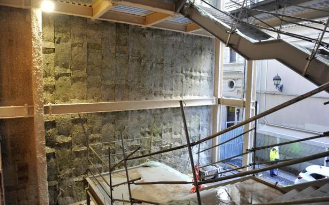 El hall acoge una escalera común para los dos usos del bloque.