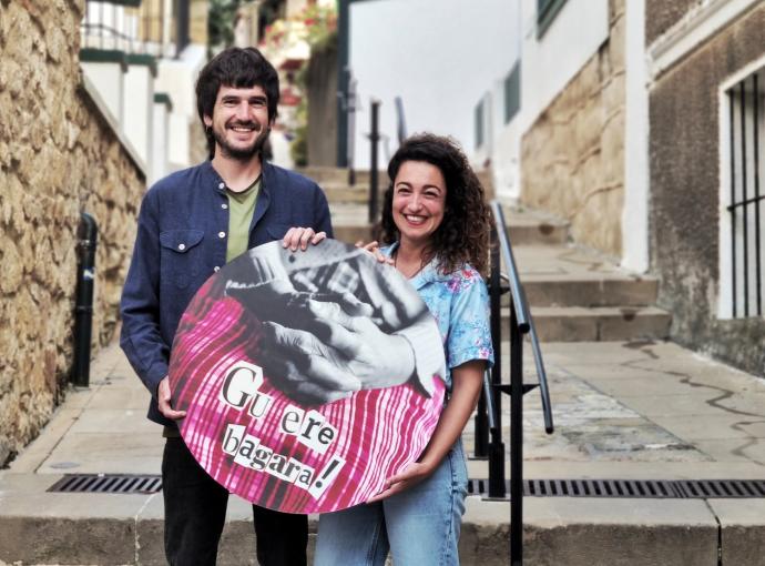 Julen Nafarrate e Inés Bermejo, con el cartel de su proyecto.