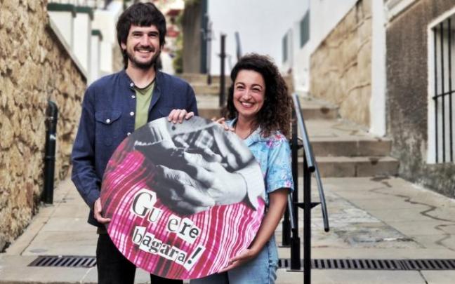 Julen Nafarrate e Inés Bermejo, con el cartel de su proyecto.