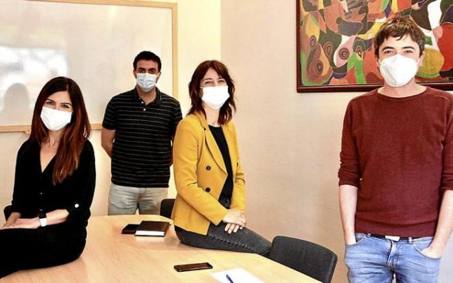 Yashira Fernández, Endika Minguela, Vanesa Vadillo y José Miguel Colino posan en una sala de la asociación Asafes durante su encuentro con este periódico. Son las cabezas visibles del proyecto Erroak, cuyo primer grupo finalizará su recorrido este próximo Yashira Fernández, Endika Minguela, Vanesa Vadillo y José Miguel Colino posan en una sala de la asociación Asafes durante su encuentro con este periódico. Son las cabezas visibles del proyecto Erroak, cuyo primer grupo finalizará su recorrido este próximo