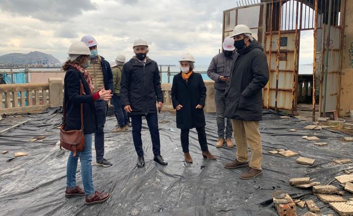 Denis Itxaso y Amaia Agirre, en el centro de la imagen, escuchando explicaciones durante la visita realizada ayer martes.