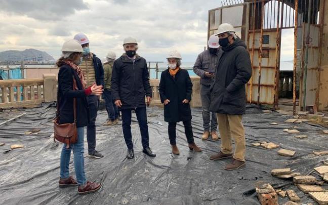 Denis Itxaso y Amaia Agirre, en el centro de la imagen, escuchando explicaciones durante la visita realizada ayer martes.