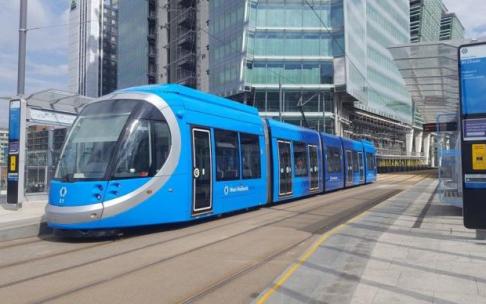 Un tranvía del modelo Urbos de CAF en funcionamiento.