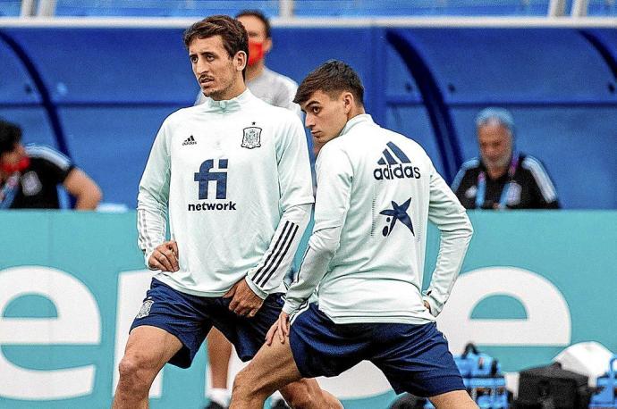 Mikel Oyarzabal, que apunta a suplente hoy, durante el entrenamiento de ayer junto a Pedri. Foto: Efe