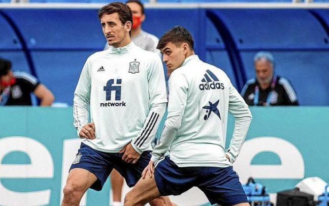 Mikel Oyarzabal, que apunta a suplente hoy, durante el entrenamiento de ayer junto a Pedri. Foto: Efe