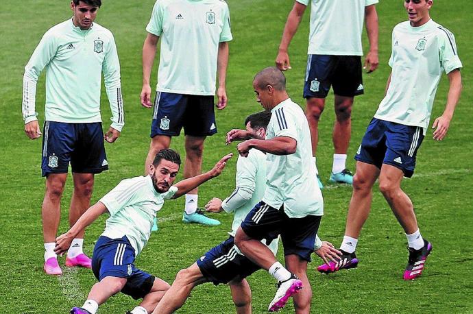 Los jugadores de la selección española se preparan para el duelo de hoy frente a Suiza. Foto: Efe