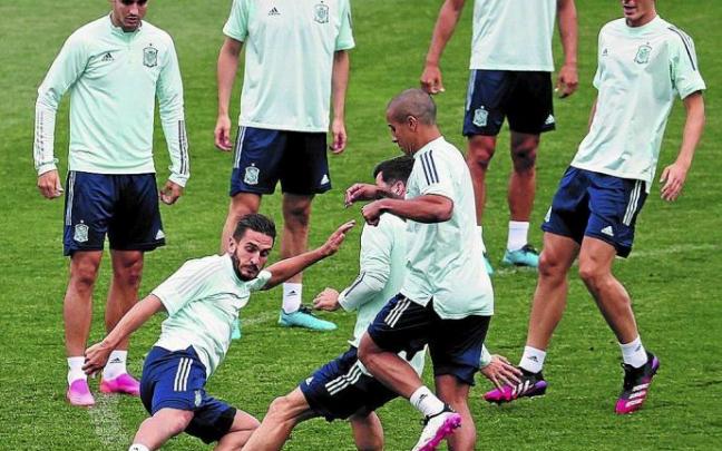 Los jugadores de la selección española se preparan para el duelo de hoy frente a Suiza. Foto: Efe