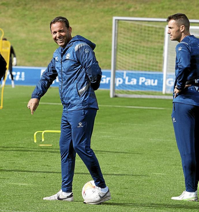 Javi Calleja sonríe en uno de los entrenamientos previos al partido contra el Atlético. Foto: Alex Larretxi