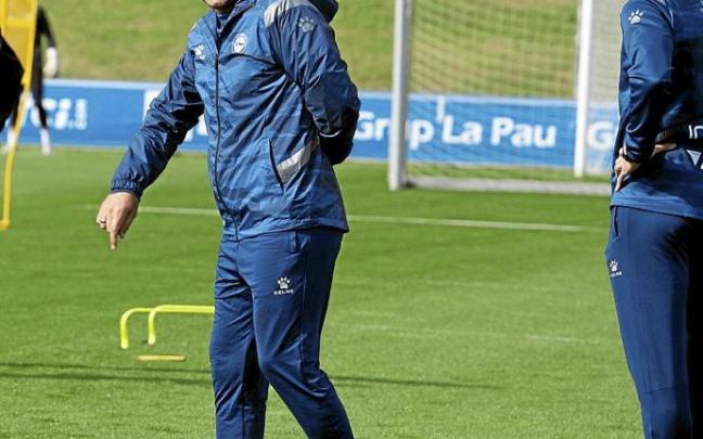 Javi Calleja sonríe en uno de los entrenamientos previos al partido contra el Atlético. Foto: Alex Larretxi
