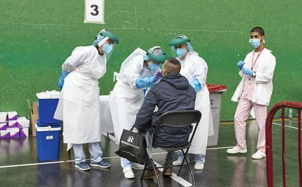 Sanitarios realizando pruebas de detección de Covid-19