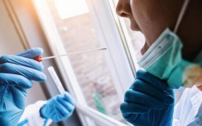 Realización de una prueba PCR para la detección de la covid-19.