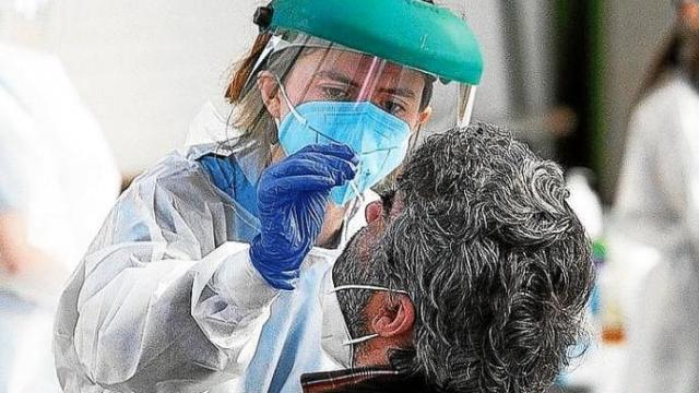 Solo se hará una prueba diagnóstica a los contactos estrechos si son de colectivos vulnerables