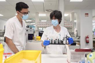 Dos técnicos de laboratorio analizan en Madrid muestras de la viruela del mono, la última zoonosis en saltar al ruedo mediático.