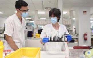 Dos técnicos de laboratorio analizan en Madrid muestras de la viruela del mono, la última zoonosis en saltar al ruedo mediático.