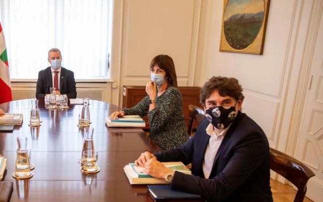 El lehendakari, Iñigo Urkullu, con la vicelehendakari segunda, Idoia Mendia, y el actual líder del PSE, Eneko Andueza