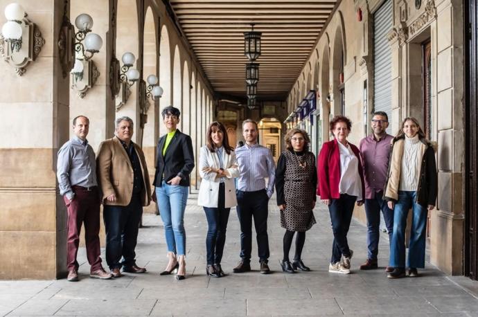 Cecilia Ulzurrun, la tercera por la derecha con chaqueta roja y blusa blanca, con los integrantes de la lista municipal del PSN.