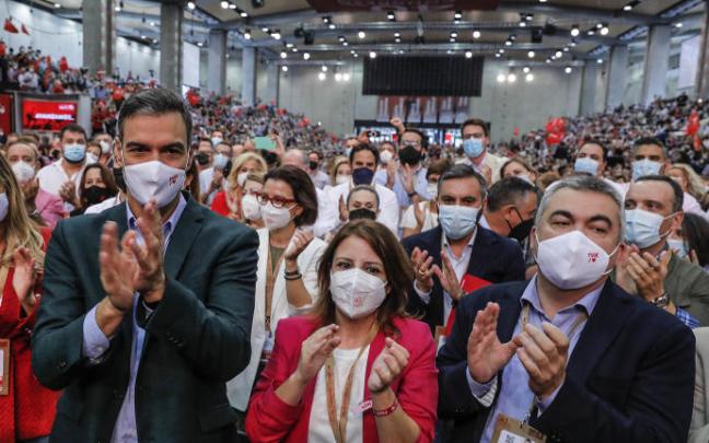 El presidente del Gobierno y secretario general del PSOE, Pedro Sánchez; la nueva vicesecretaria general del partido, Adriana Lastra, y el nuevo secretario de Organización, Santos Cerdán El presidente del Gobierno y secretario general del PSOE, Pedro Sánchez; la nueva vicesecretaria general del partido, Adriana Lastra, y el nuevo secretario de Organización, Santos Cerdán