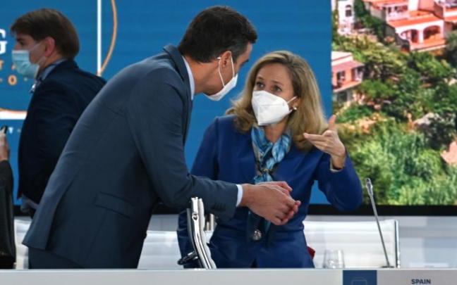Pedro Sánchez y la vicepresidenta primera, Nadia Calviño, ayer domingo durante la segunda jornada de la cumbre del G20 en Roma. Pedro Sánchez y la vicepresidenta primera, Nadia Calviño, ayer domingo durante la segunda jornada de la cumbre del G20 en Roma.