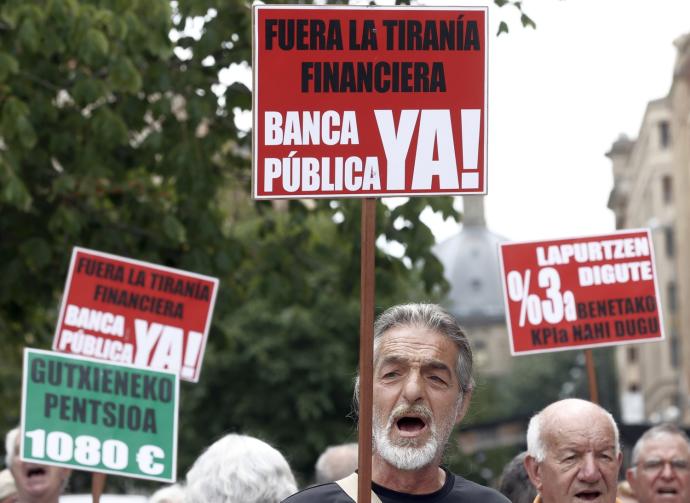 Manifestación de pensionistas ayer lunes en Iruñea solicitando la retirada del proyecto de ley.