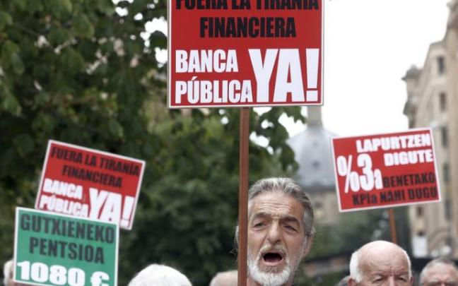 Manifestación de pensionistas ayer lunes en Iruñea solicitando la retirada del proyecto de ley.