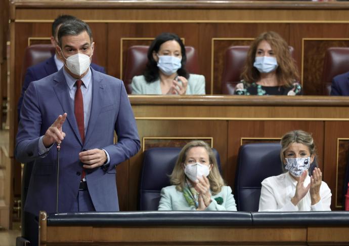 El presidente español, Pedro Sánchez, junto a la vicepresidenta primera, Nadia Calviño, y la segunda, Yolanda Díaz, en una reciente sesión del Congreso.