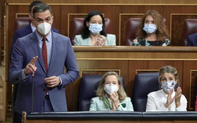 El presidente español, Pedro Sánchez, junto a la vicepresidenta primera, Nadia Calviño, y la segunda, Yolanda Díaz, en una reciente sesión del Congreso.