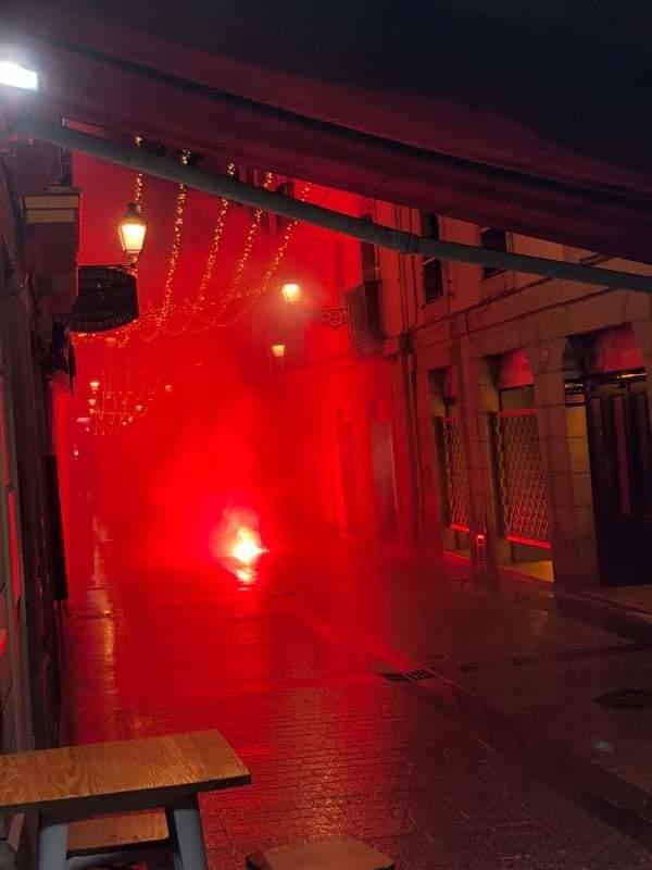 Una bengala arde en la Parte Vieja donostiarra.