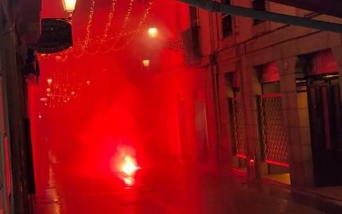 Una bengala arde en la Parte Vieja donostiarra. Una bengala arde en la Parte Vieja donostiarra.