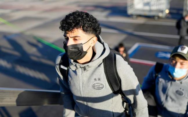 Richard Ledezma se sube al avión del PSV este miércoles por la mañana en Eindhoven.