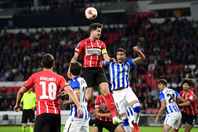 Marco van Ginkel golpea de cabeza un balón junto a Merino