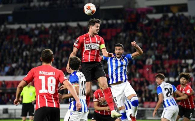 Marco van Ginkel golpea de cabeza un balón junto a Merino Marco van Ginkel golpea de cabeza un balón junto a Merino