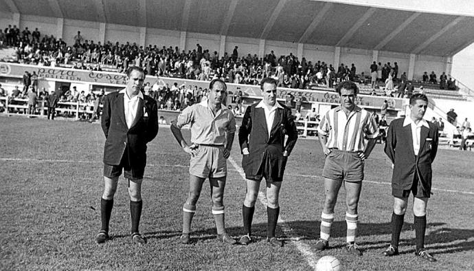 30 de septiembre de 1956. En Mendizorroza, Deportivo Alavés 2-0 Real Avilés. ‘Mantido’ I (izda.) capitán del Real Avilés, José Luis López Zaballa (árbitro) y Erezuma (dcha.), tras el protocolario acto del sorteo de campos. Foto: Archivo Municipal de Vitor