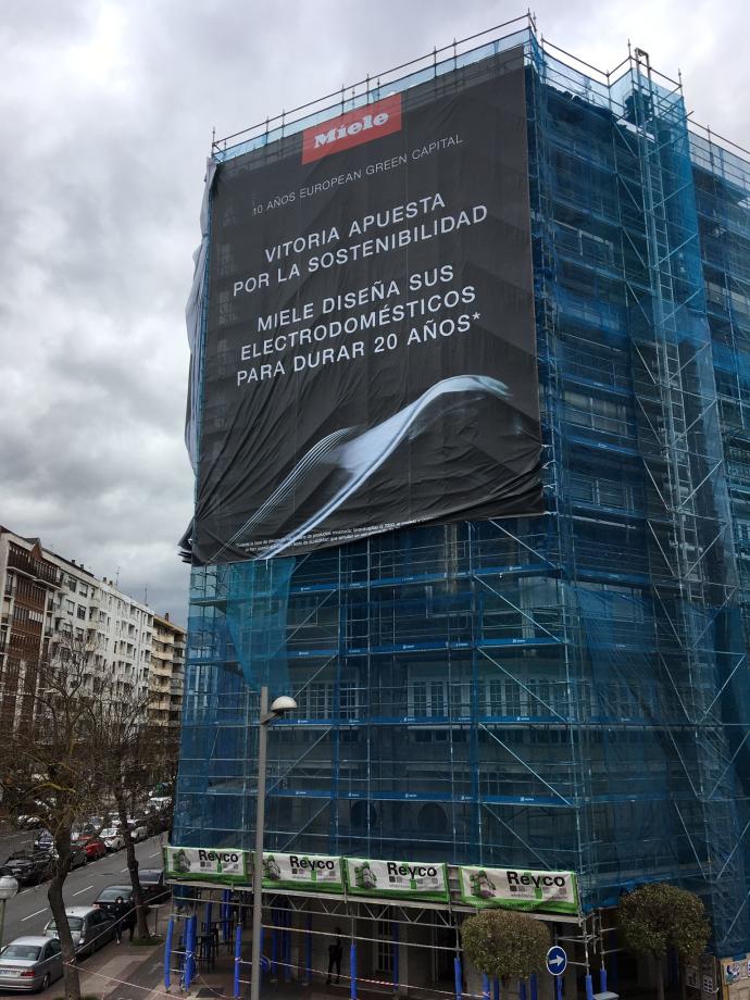 La lona publicitaria, recién instalada