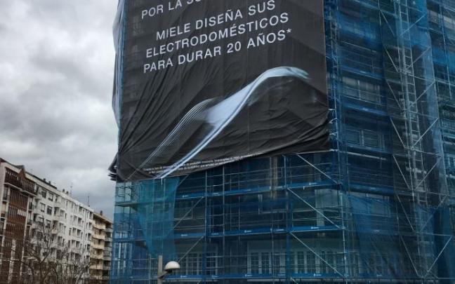La lona publicitaria, recién instalada