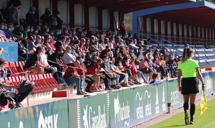 Aficionados de Osasuna, en Tajonar en el amistoso de esta mañana con el Alavés.