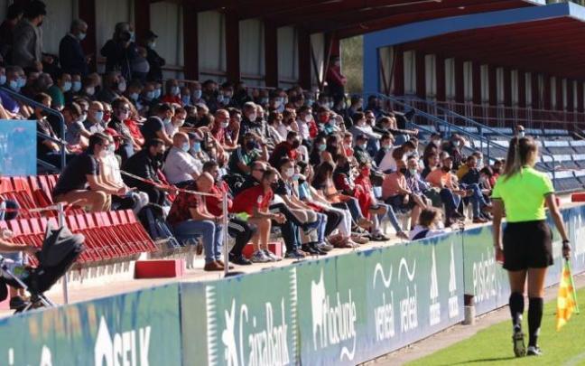 Aficionados de Osasuna, en Tajonar en el amistoso de esta mañana con el Alavés. Aficionados de Osasuna, en Tajonar en el amistoso de esta mañana con el Alavés.