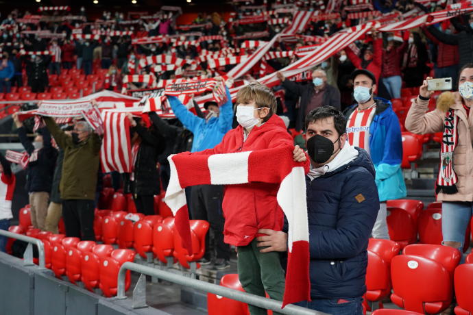 Aficionados del Athletic, anoche durante el partido de San Mamés entre el Athletic y el Espanyol