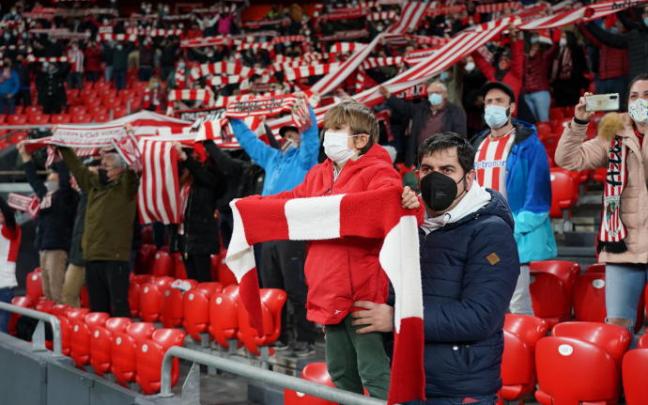 Aficionados del Athletic, anoche durante el partido de San Mamés entre el Athletic y el Espanyol