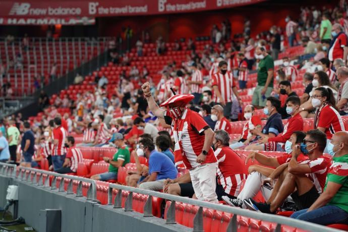 Aficionados del Athletic en el partido entre el Athletic y el Barcelona.