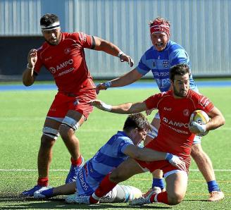 Kawa Leauma, a la izquierda de la imagen, en un partido ante el Complutense Cisneros.